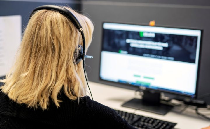 Soldemin Chat-palvelun työntekijä tietokoneen ääressä